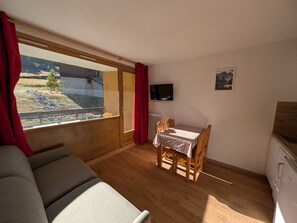 TV, DVD player - Cozy renovated studio south-facing with slopes view and parking in Montgenèvre (Montgenèvre)