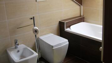 Monolocale, terrazzo | Bagno | Set di cortesia gratuito, asciugacapelli, bidet, asciugamani