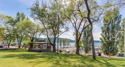 Escapada para perros con una gran terraza y vista al lago - a pie de tiendas y del puerto deportivo