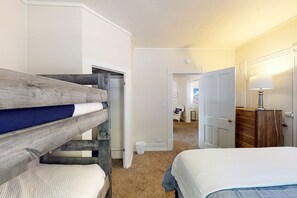 2 soverom, strykejern/-brett, internettilgang og sengetøy