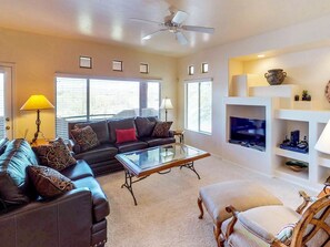 电视、壁炉、书