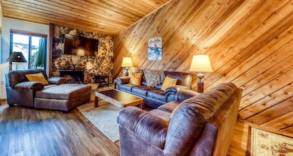 Mountain retreat with golf on-site, shared pool, hot tub, & sauna