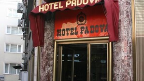Ein Hotel Eingang mit roter Markise und einem Schild, auf dem 'HOTEL PADOVA' steht.