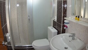 Ein Badezimmer mit Toilette, Waschbecken und Dusche.