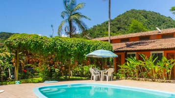 Piscina externa, funciona das 8h30 às 21h, guarda-sóis, espreguiçadeiras