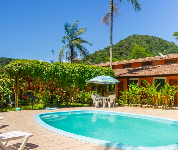 Piscine extérieure, parasols de plage, chaises longues