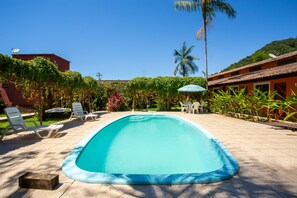 Piscine extérieure, parasols de plage, chaises longues