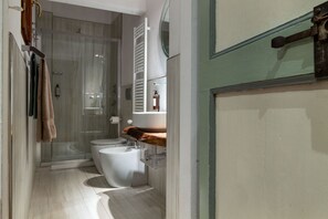 Douche, articles de toilette gratuits, sĂšche-cheveux, bidet