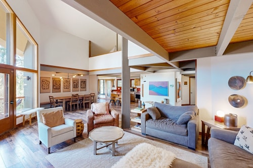 Dog-friendly cabin with private hot tub & central AC