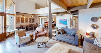 Dog-friendly cabin with private hot tub & central AC