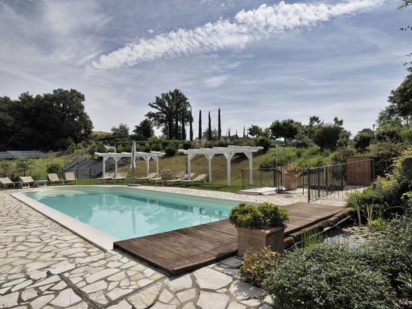Piscine extérieure en saison