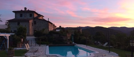 Una piscina al aire libre de temporada