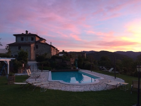 Una piscina al aire libre de temporada