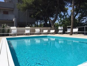 Piscine extérieure, chaises longues