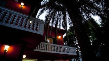 Fachada de la propiedad por la tarde o noche