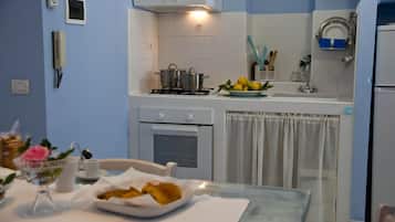 Refrigerador, placa de cocina, silla alta para bebés