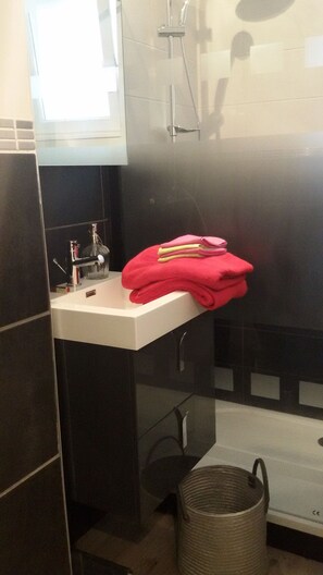 Apartamento | Banheiro | Chuveiro, secador de cabelo, toalhas de banho