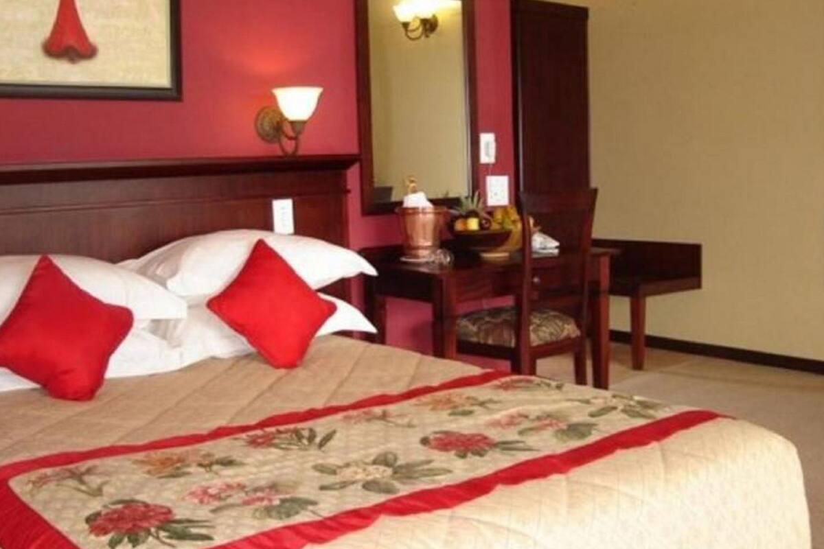 Habitación ejecutiva | Ropa de cama de alta calidad y caja de seguridad en la habitación
