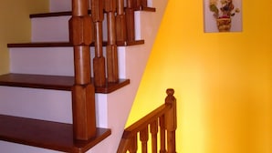 A wooden staircase with a handrail and a wall-mounted picture frame. - Dolcedorme B&B (Terranova di Pollino)