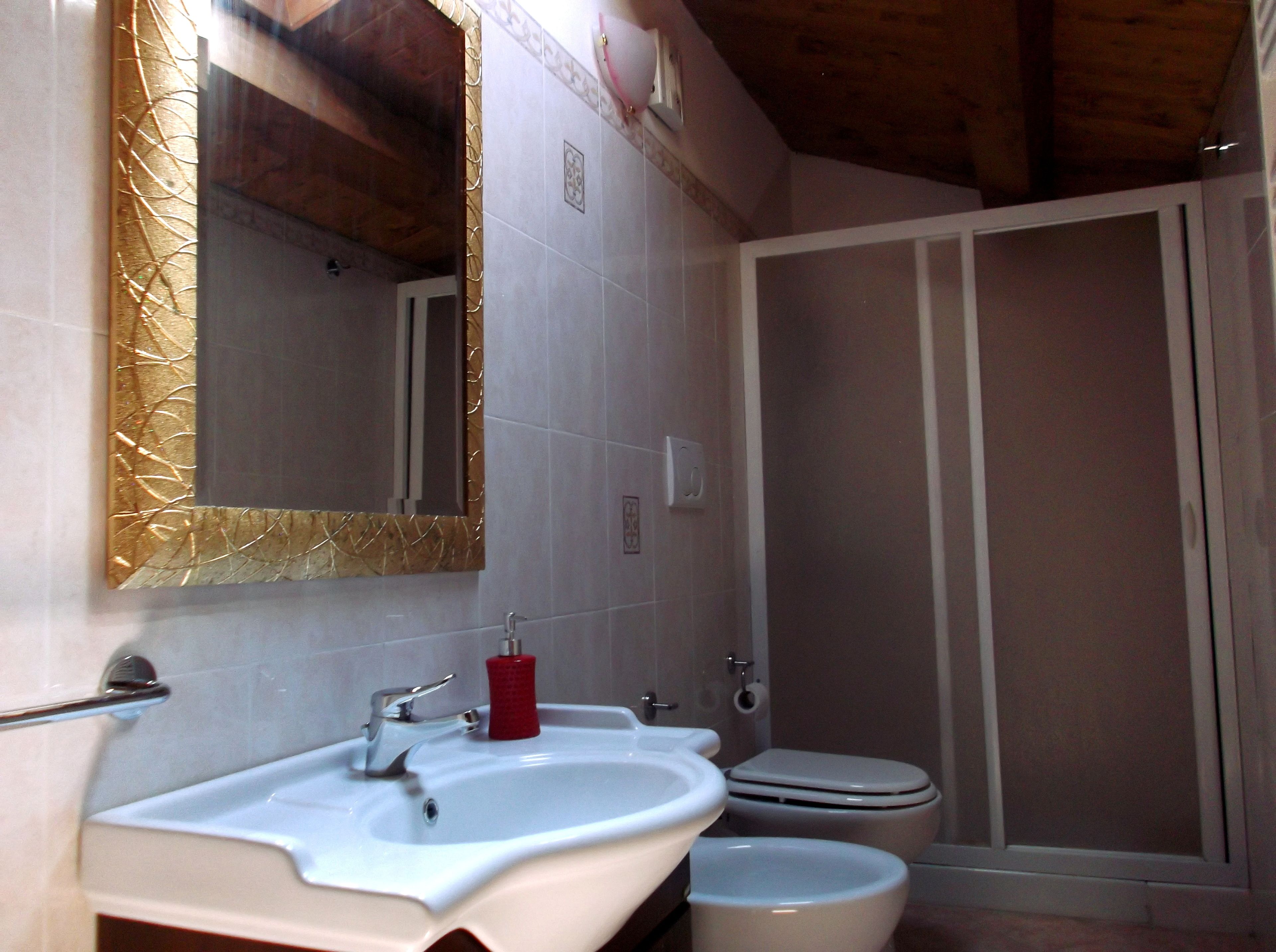 Habitación Confort con 1 cama doble o 2 individuales | Baño | Ducha y cabezal de ducha tipo lluvia