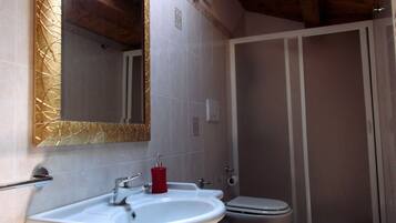 Habitación Confort con 1 cama doble o 2 individuales | Baño | Ducha y cabezal de ducha tipo lluvia