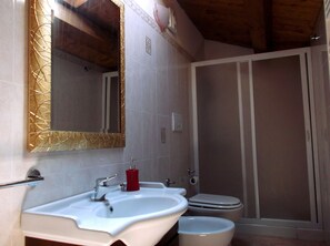 Comfort Double or Twin Room | Bathroom | Shower, rainfall showerhead, free toiletries, hair dryer - Dolcedorme B&B (Terranova di Pollino)