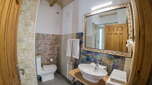 Superior Double or Twin Room, Non Smoking | Bathroom | Shower, free toiletries, hair dryer, towels
