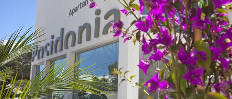 A building with a sign reading "Apartamentos."