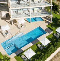 Una piscina al aire libre de temporada, sombrillas