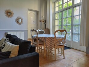 Family Studio, ground floor | Living area | Flat-screen TV - Entre vignes et dentelles (Courthezon)