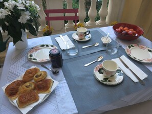 Petit déjeuner continental (10 EUR par personne)