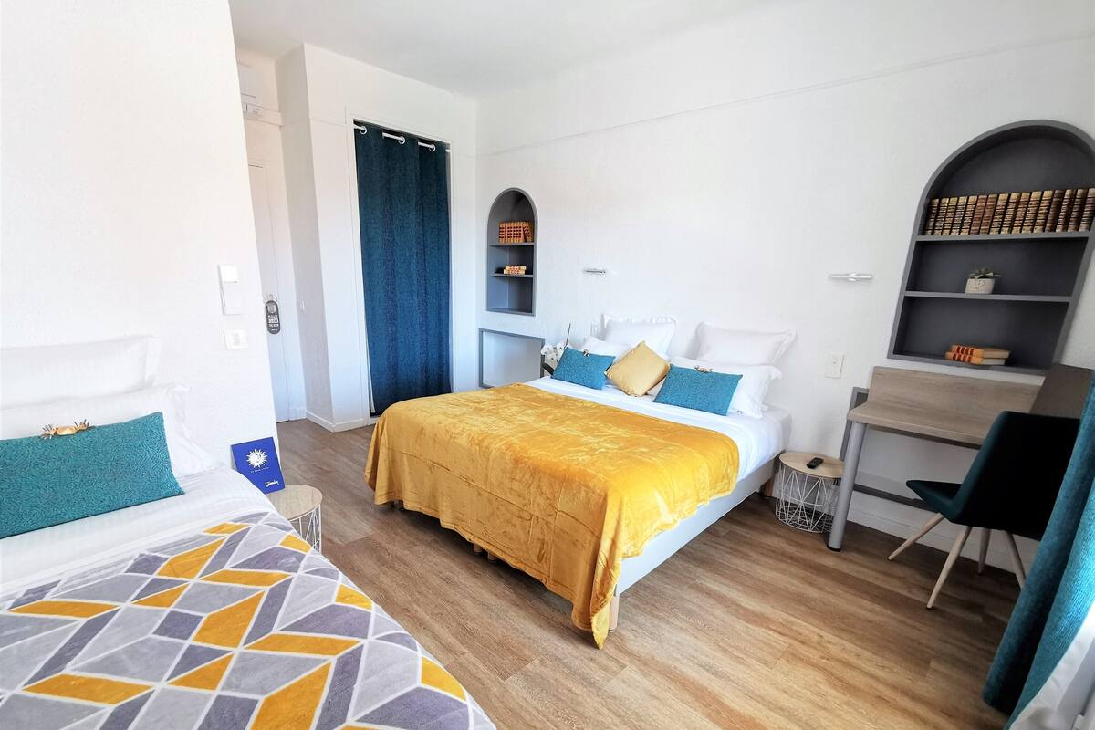 Habitación triple superior, Terraza | Ropa de cama de alta calidad y camas con pillow-top