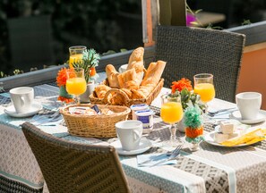 Desayuno buffet (EUR 12 por persona)