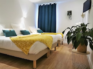 Habitación triple Confort, varias camas, para no fumadores | Ropa de cama de alta calidad y camas con pillow-top