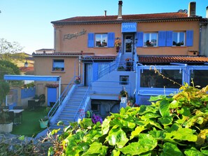 Vista frontal de la propiedad