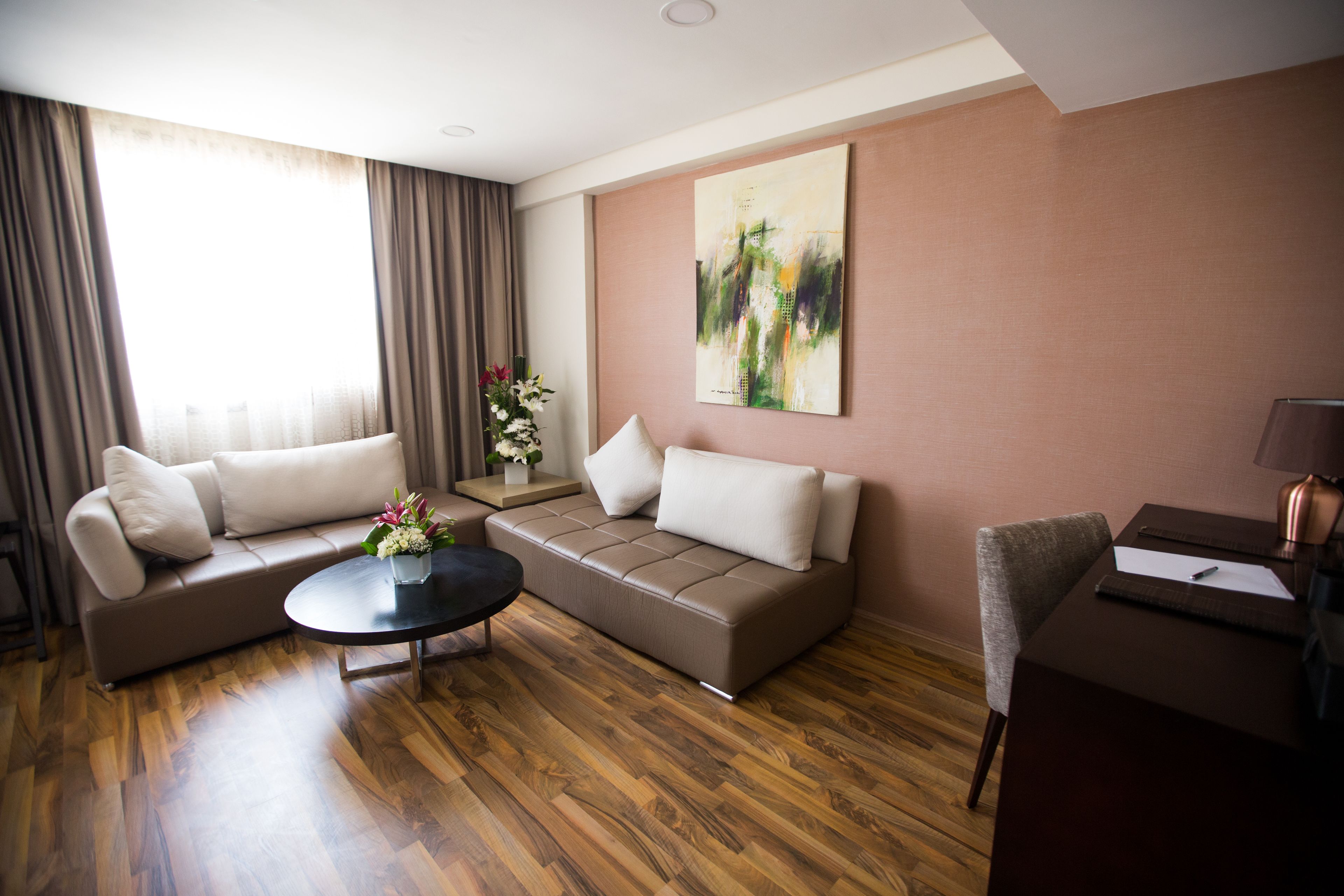 豪華套房, 1 張加大雙人床和 1 張沙發床 | 高級寢具、客房內保險箱、書桌、筆電工作空間