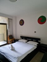 高档床上用品、羽绒被、记忆海绵床垫、特色装修