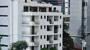 Un edificio de varios pisos con balcones y ventanas.