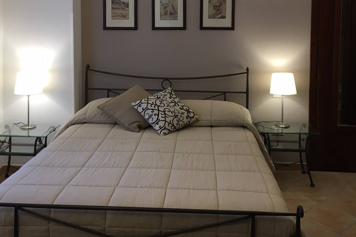 Double Room, 1 Queen Bed | Desk, soundproofing, cribs (free), WiFi (free)