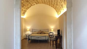 Desk, soundproofing, free cots/infant beds, free WiFi