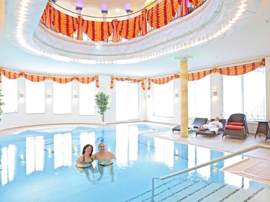 Piscina interna, funciona das 7h às 21h30, espreguiçadeiras