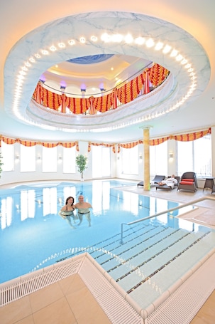 Indoor pool, open 7 AM to 9:30 PM, pool loungers. Wellness Privathotel Post an der Therme