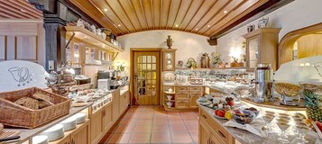 包含每日自助早餐