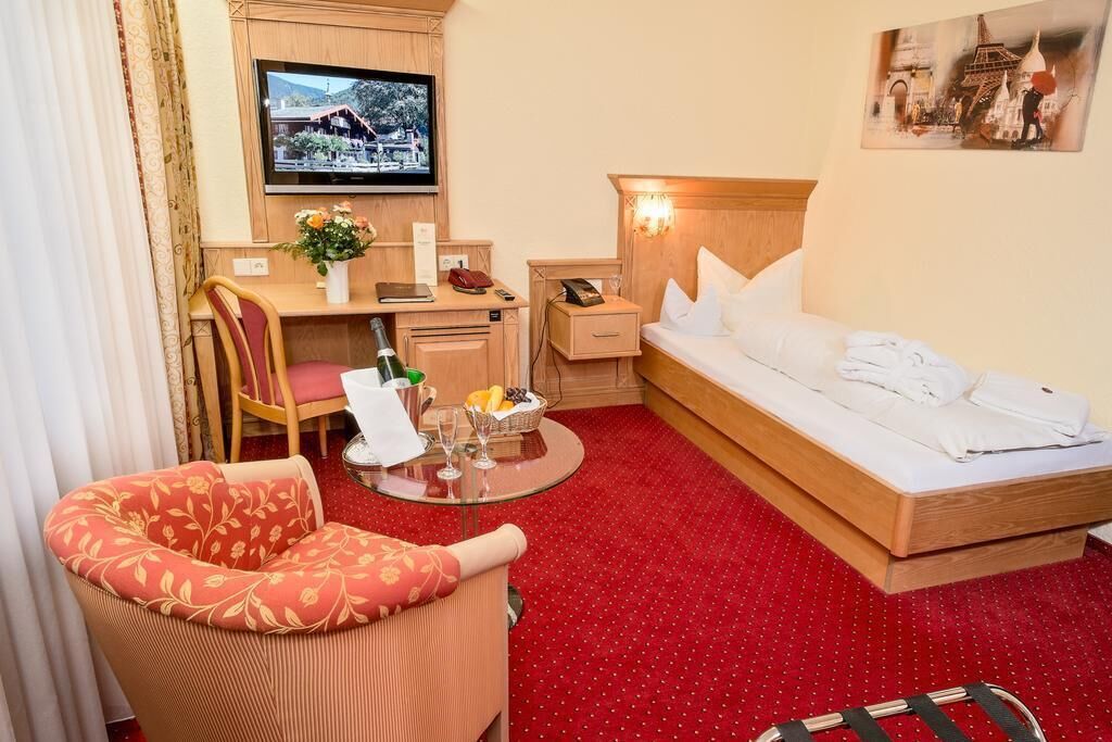 single room | minibar, in-room safe, desk, blackout curtains