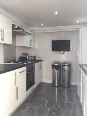 Luxury Apartment, Multiple Beds | Private kitchen | Full-sized fridge, microwave, oven, stovetop - Luxurious Apartment in Kensington & Chelsea (London)