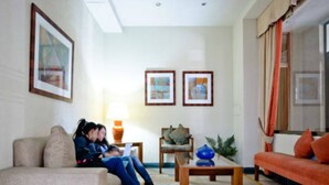 Design-Apartment, 1 Schlafzimmer, barrierefrei, eigenes Bad | Wohnbereich