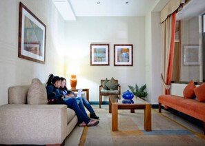 Design-Apartment, 1 Schlafzimmer, barrierefrei, eigenes Bad | Wohnbereich | LED-Fernseher, Netflix