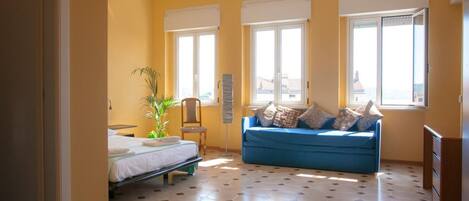 Escritorio, wifi gratis y ropa de cama