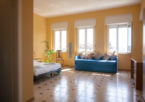 Escritorio, wifi gratis, ropa de cama