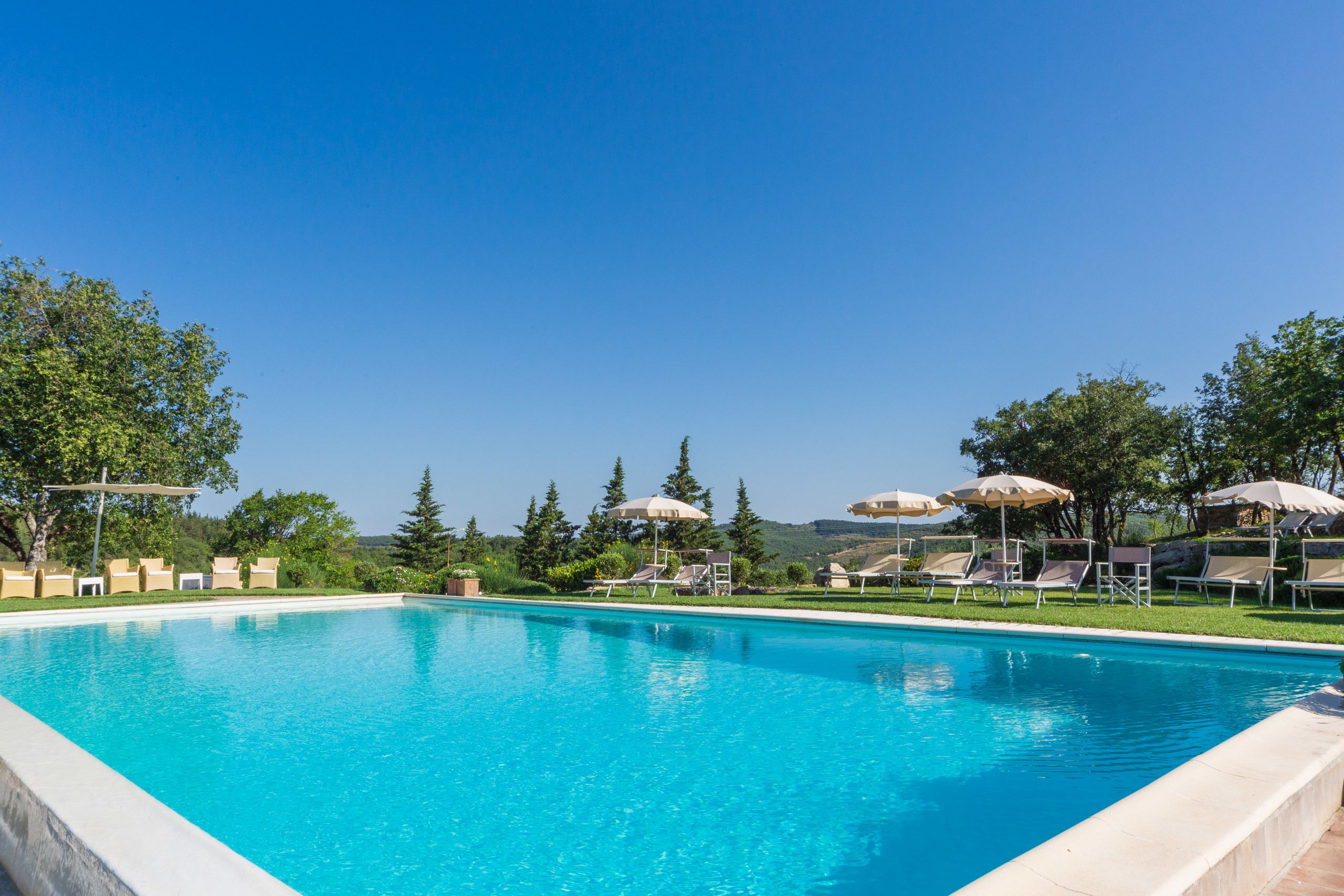 Alberca al aire libre por temporada y sombrillas en la alberca 